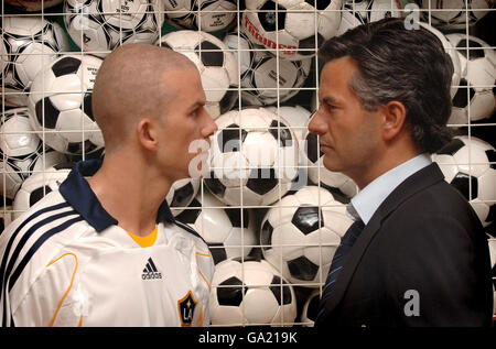 Le figure di cera di David Beckham e Jose Mourinho si piazza oggi al Madame Tussauds nel centro di Londra, prima dello scontro di sabato tra LA Galaxy e Chelsea. Foto Stock