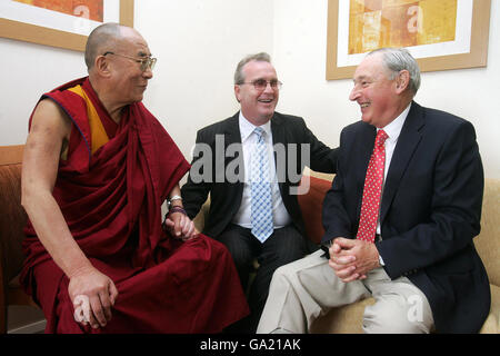 Sua Santità, il 14esimo Dalai lama del Tibet, raffigurato con Richard Moore, direttore dei bambini in Crossfire (centro) e Charles Inness (destra), il soldato che ha sparato la pallottola di plastica che accecava Richard quando era un ragazzo di 10 anni. Foto Stock