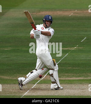 Cricket - Npower First Test - Inghilterra / India - giorno uno - di Lord. Andrew Strauss in Inghilterra tira la piazza della palla durante il primo test npower al Lord's Cricket Ground di Londra. Foto Stock