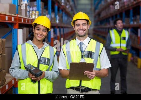 Lavoratore sorridente indossando Gilet di sicurezza guardando la fotocamera Foto Stock