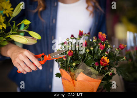 Fiorista femmina la preparazione di bouquet di fiori Foto Stock