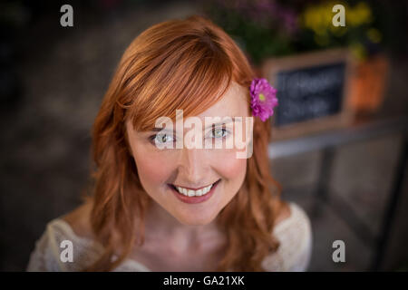 Ritratto di donna sorridente fioraio Foto Stock