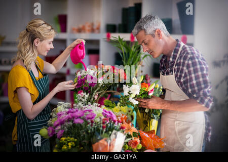 Fiorista femmina fiori di irrigazione Foto Stock