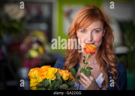 Ritratto di donna fioraio azienda mazzo di fiori Foto Stock