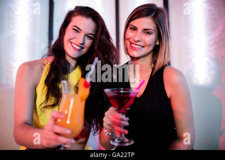 Ritratto di belle donne avente cocktail Foto Stock
