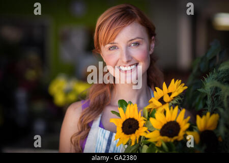 Ritratto di donna sorridente fioraio Foto Stock