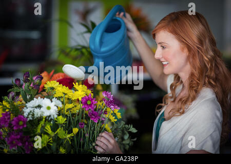 Fiorista femmina fiori di irrigazione Foto Stock