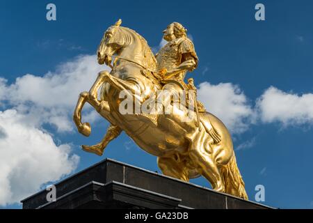 Statua equestre di una golden rider ("Goldener Reiter') a Dresda, in Germania. Esso mostra il re Augusto II il Forte. Realizzato da Ludwi Foto Stock