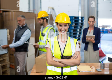 Il team di magazzino avente una riunione Foto Stock