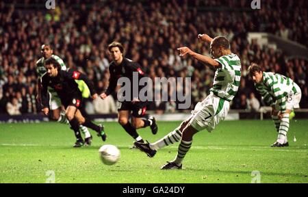 Henrik Larsson di Celtic segna il terzo gol dalla penalità Macchia contro Juventus Foto Stock