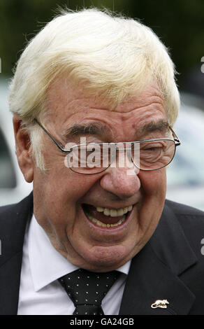 Frank Carson arriva per i funerali di Bernard Manning al crematorio di Blackley, Manchester. Foto Stock