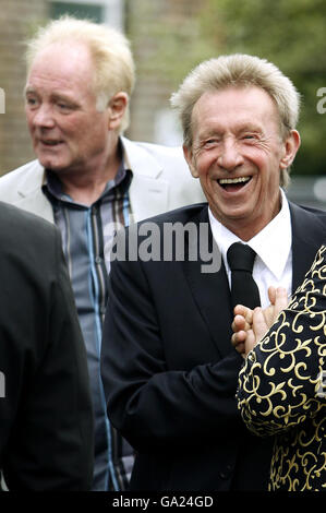 La stella del sapone Bruce Jones ed ex calciatore Denis Law arrivano per i funerali di Bernard Manning al crematorio di Blackley, Manchester. Foto Stock