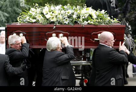 La bara di Bernard Manning viene portata per i suoi funerali al crematorio di Blackley, Manchester. Foto Stock