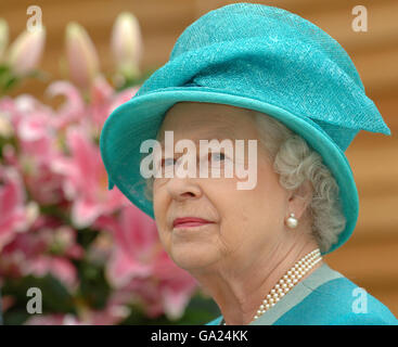 Queen visite qui RHS Garden Foto Stock