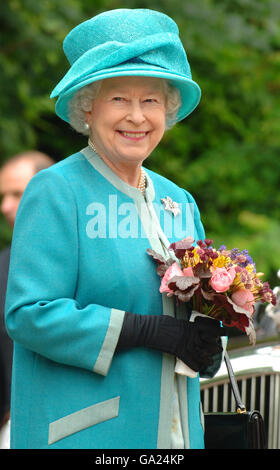 La Regina Elisabetta II della Gran Bretagna visita il Royal Horticultural Society Garden a Wisley, Surrey che ha ufficialmente aperto la Glasshouse in celebrazione dell'anno bicentenario del giardino. Foto Stock