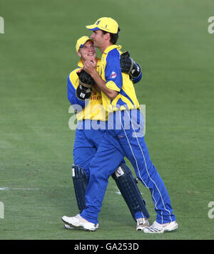 Alex Loudon festeggia con Tim Ambrose, il guardiano degli orsi del Warwickshire dopo aver catturato il battitore Northampton Saberers Usman Afzaal durante la partita della Twenty20 Cup a Edgbaston, Birmingham. Foto Stock