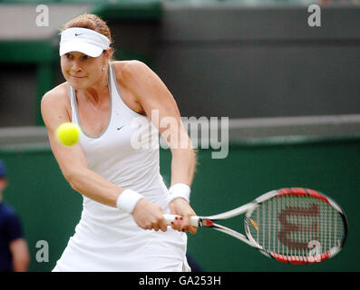 La Russia Svetlana Kuznetsova in azione contro Julia Vakulenko dell'Ucraina durante il campionato di tennis al prato dell'Inghilterra a Wimbledon. Foto Stock