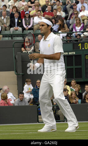 Roger Federer, in Svizzera, si scalda prima della partita contro Juan Martin del Potro dell'Argentina durante l'All England Lawn Tennis Championship a Wimbledon. Foto Stock