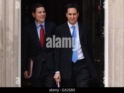 Il nuovo Segretario agli Esteri David Miliband (a sinistra) e suo fratello, Segretario per il Gabinetto ed Miliband, lasciano 10 Downing Street, Londra, dopo il loro primo incontro con il primo Ministro Gordon Brown. Foto Stock