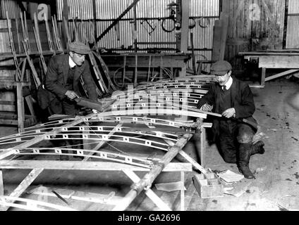 I famosi pionieri dell'aviazione americana Wilbur e Orville Wright mostrano come costruire un'ala di uno dei loro aeroplani mentre si trovano presso la fabbrica di aerei del fratello minore a Shellbeach nel Kent. Foto Stock