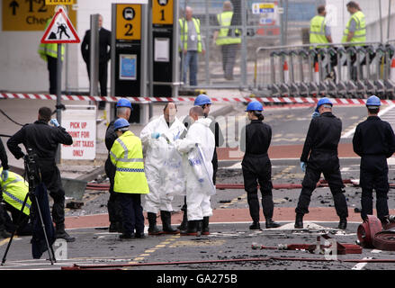 Ufficiali di polizia forensi all'aeroporto di Glasgow questa mattina dopo un drammatico attacco ieri all'edificio del terminal. Foto Stock