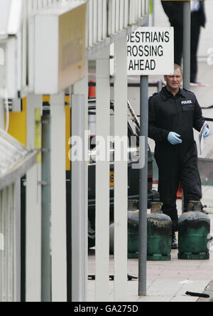 Ufficiali di polizia forensi all'aeroporto di Glasgow questa mattina dopo un drammatico attacco ieri all'edificio del terminal. Foto Stock