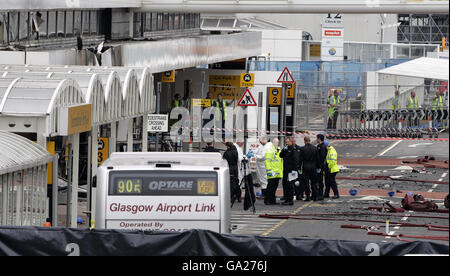 Ufficiali di polizia forensi all'aeroporto di Glasgow questa mattina dopo un drammatico attacco ieri all'edificio del terminal. Foto Stock