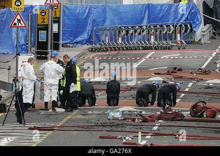 Ufficiali di polizia forensi all'aeroporto di Glasgow questa mattina dopo un drammatico attacco ieri all'edificio del terminal. Foto Stock