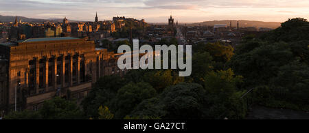 Visualizza in basso alla città vecchia da Calton Hill di Edimburgo al tramonto Foto Stock