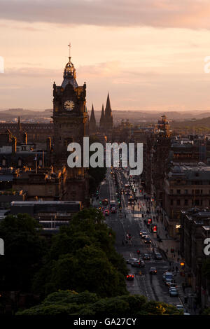 Tramonto da Calton Hill in Edinburgh guardando verso Princess Street con balmoral clock tower Foto Stock