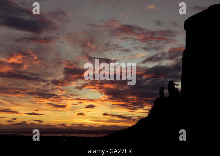 Tramonto da Calton Hill in Edinburgo con contorno di edificio e persone Foto Stock