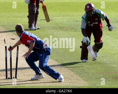 Il Fidel Edwards di West Indies è gestito da Paul Collingwood dell'Inghilterra per terminare la NatWest Series One Day International a Lord's, Londra. Foto Stock