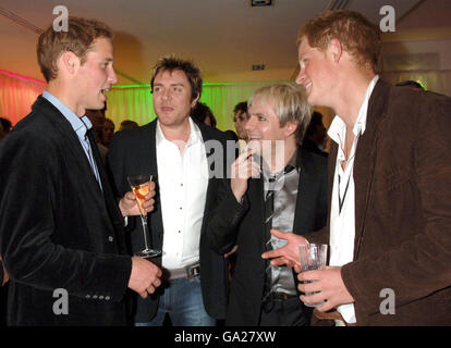 I principi inglesi William (a sinistra) e Harry (a destra) sono visti con i membri Duran Duran Simon le Bon (al centro a sinistra) e Nick Rhodes (al centro a destra) alla reception dopo il Concerto per Diana, al Wembley Stadium di Londra. Foto Stock