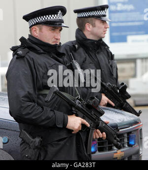 I poliziotti armati si trovano all'ingresso del Terminal 4 dell'aeroporto di Heathrow, Londra. Foto Stock