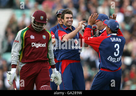 Cricket - NatWest International Twenty20 - Inghilterra / West Indies - The Brit Oval. James Anderson in Inghilterra festeggia la partecipazione di Chris Gayle (a sinistra) con i compagni di squadra Foto Stock