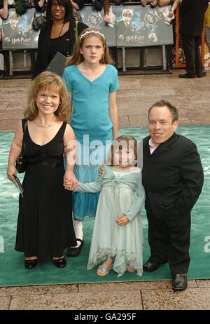 Warwick Davis e la sua famiglia arrivano per la Premiere britannica di Harry Potter e per l'Ordine della Fenice all'Odeon Leicester Square, nel centro di Londra. Foto Stock