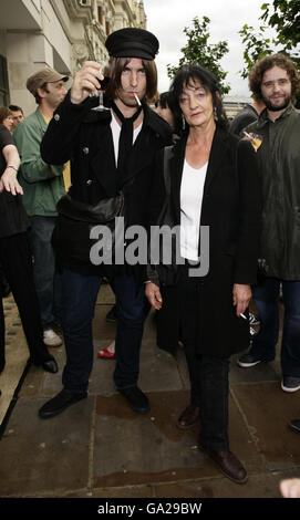 Liam Gallagher con il fotografo Pennie Smith all'ex membro della Stone Roses ha girato l'artista John Squire al lancio della sua mostra 'John Squire: New Work', presso la Smithfield Gallery nel centro di Londra. Foto Stock