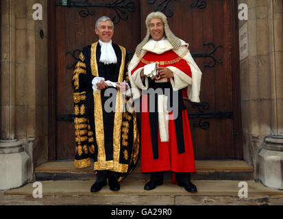 Il nuovo Lord Cancelliere e Ministro della Giustizia Jack Straw (a sinistra), con Lord Chief Justice Lord Phillips di Worth Matrasers, prima del suo giuramento in cerimonia presso la Corte di giustizia reale di Londra oggi. Foto Stock