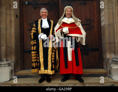 Il nuovo Lord Cancelliere e Ministro della Giustizia Jack Straw (a sinistra), con Lord Chief Justice Lord Phillips di Worth Matrasers, prima del suo giuramento in cerimonia presso la Corte di giustizia reale di Londra oggi. Foto Stock