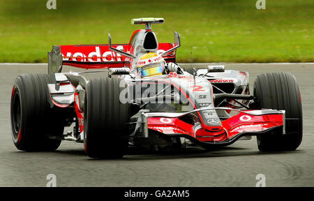 La Gran Bretagna Lewis Hamilton guida una McLaren Mercedes durante la prima prova del Gran Premio di Gran Bretagna a Silverstone, Northamptonshire. Foto Stock