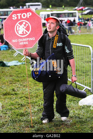 Oxegen Festival - Irlanda. I festaioli arrivano per il festival musicale Oxegen all'ippodromo di Punchestown nella contea di Kildare, in Irlanda. Foto Stock