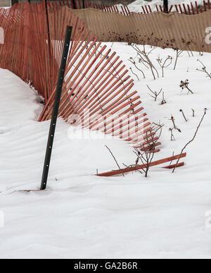 Rotto recinzione di neve Foto Stock