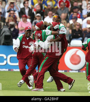 West Indies i giocatori di Dwayne Smith (in alto a destra) festeggiano dopo che il bowler Daren Powell ha preso il wicket di Kevin Pietersen in Inghilterra durante il 3° NatWest One Day Series International a Trent Bridge, Nottingham. Foto Stock