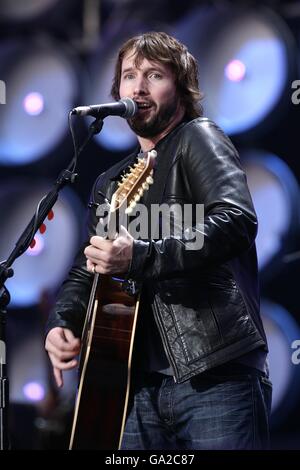 James Blunt si esibisce durante il concerto di beneficenza al Wembley Stadium di Londra. Foto Stock