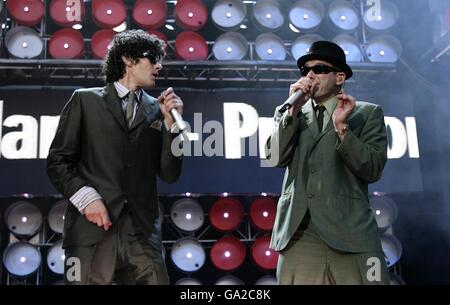 Adrock (a destra) e Mike D sul palco durante la performance dei Beastie Boys al concerto di beneficenza al Wembley Stadium di Londra. Foto Stock