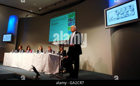 Iain Duncan-Smith, presidente del gruppo conservatore per la politica di giustizia sociale, presenta il loro rapporto Breakthrough Britain, in occasione di una conferenza stampa a Westminster, Londra. Foto Stock