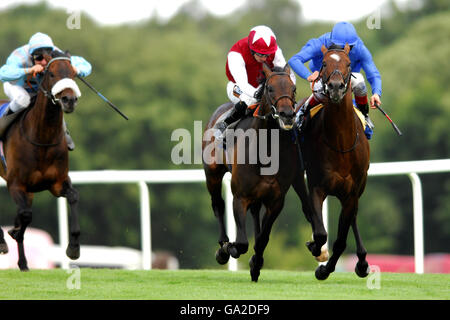 Harland guidato da Neil Callan sulla sua strada per vincere E Tam Lin guidato da Frankie Dettori (r) nel William Ewart Proprietà Gala Stakes Foto Stock