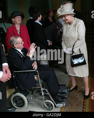 La regina Elisabetta II (destra) incontra uno dei tre soldati sopravvissuti della prima guerra mondiale, William Stone (a sinistra), 106 anni, al Buckingham Palace Garden Party di Londra. Foto Stock