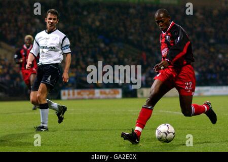 Calcio - fa Barclaycard Premiership - Bolton Wanderers / Fulham. Luis Boa morte di Fulham (r) assume Gudni Bergsson di Bolton Wanderers Foto Stock