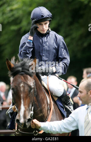 Corse di cavalli - Ritz Club Festival di luglio - Festa delle Signore - Ippodromo di Newmarket. Jockey Ryan Moore riconosce la folla come leader in Papal Bull dopo aver vinto la Principessa del Galles 'WBX.Com Stakes Foto Stock